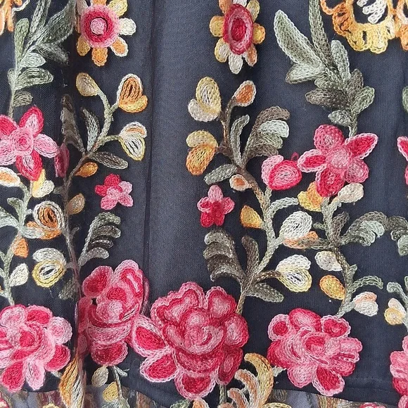 Floral Embroidered Black Skirt M - Picture 2 of 11